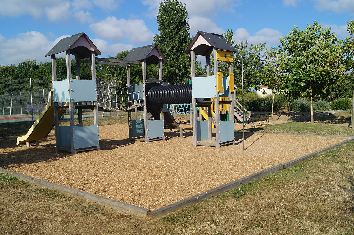 zeigt Kinderspielplatz im Park - Les Jardins du Château d'Olonne