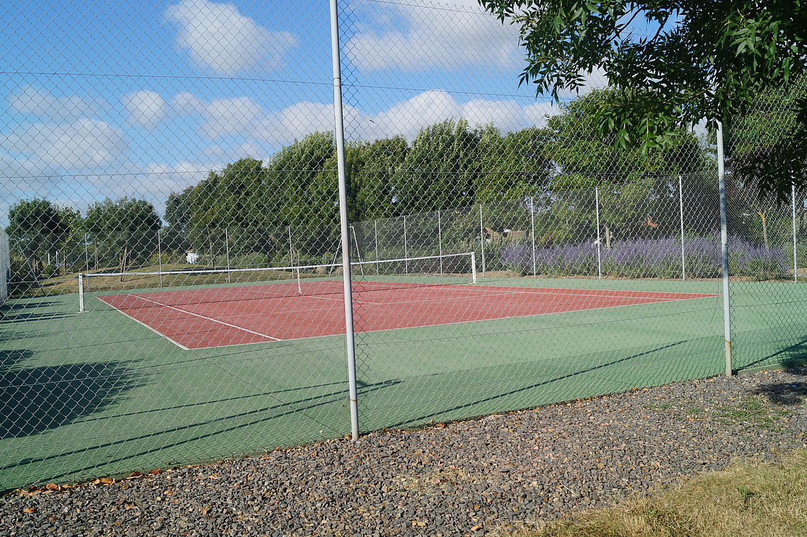 zeigt Tennisplatz im Ferienpark