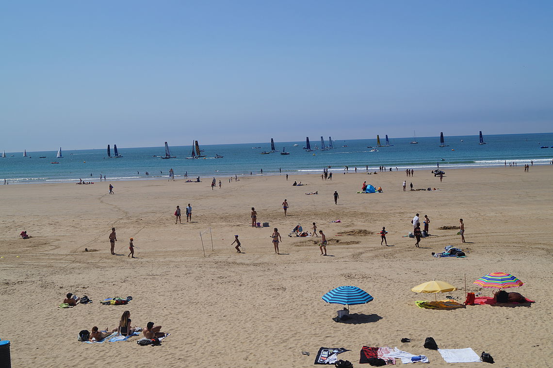 zeigt den Strand von Les Sables d'Olonne mit Wassersportlern